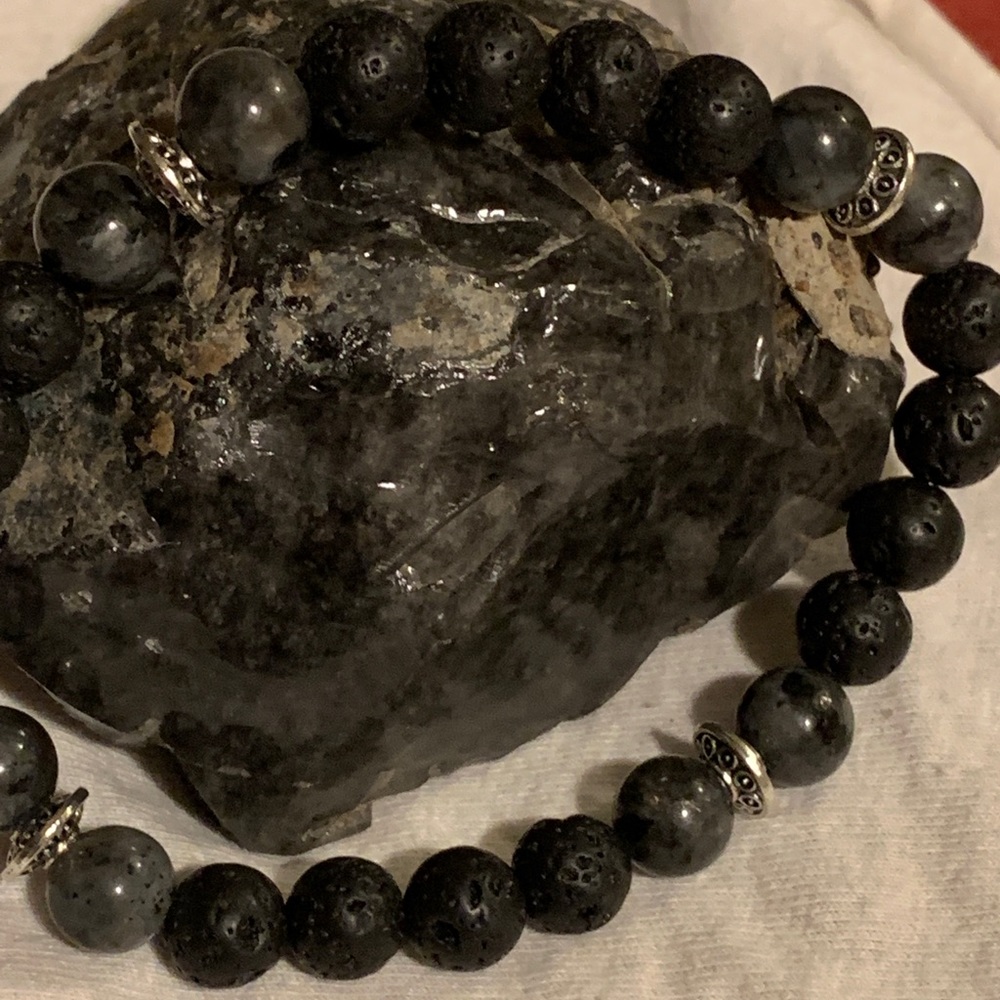 Lava and spectrolite beads bracelet